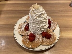 生クリームいっぱいのパンケーキ 秋田市 歯医者 港町歯科クリニック 土崎駅近く 生クリームいっぱいのパンケーキ 秋田市 歯医者 港町歯科クリニック 土崎駅近く